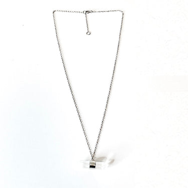Espectacular collar corto de plata de ley con un colgante de plata 925 y cuarzo natural. Este collar es una pieza ideal y llena de energía para que la combines con tu look preferido.